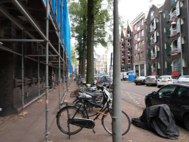 Amsterdam, Kuzey Hollanda, Hollanda, 2 Ekim 2024: Fotoğraf Amsterdam, Hollanda şehir merkezinde çekildi. Kanallar ve kanal evleri. Şehir sokakları.