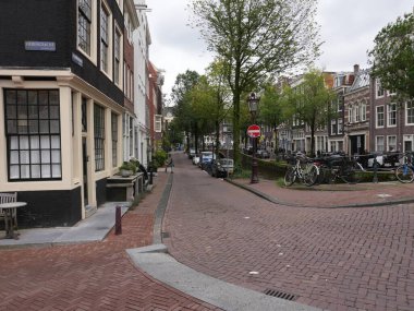 Amsterdam, Kuzey Hollanda, Hollanda, 2 Ekim 2024: Fotoğraf Amsterdam, Hollanda şehir merkezinde çekildi. Kanallar ve kanal evleri. Şehir sokakları.