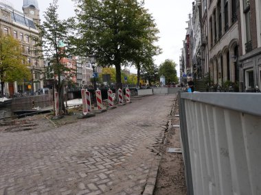 Amsterdam, Kuzey Hollanda, Hollanda, 2 Ekim 2024: Fotoğraf Amsterdam, Hollanda şehir merkezinde çekildi. Kanallar ve kanal evleri. Şehir sokakları.