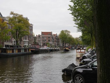 Amsterdam, Kuzey Hollanda, Hollanda, 2 Ekim 2024: Fotoğraf Amsterdam, Hollanda şehir merkezinde çekildi. Kanallar ve kanal evleri. Şehir sokakları.