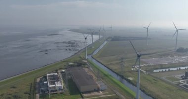 Eemshaven 'da rüzgar türbinleri, sahil şeridi boyunca. Hava aracı videosu.