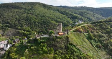 Burg Metternich, Moselle Vadisi 'nin üzüm bağları üzerinde geniş manzaralı bir tepedeki ortaçağ şatosunun kalıntıları. Bir hava aracı videosu.