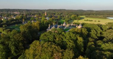 Amerongen Kalesi, düğün yeri ve etkinlikleri. Ortaçağ kalesi. Hava aracı görünümü.