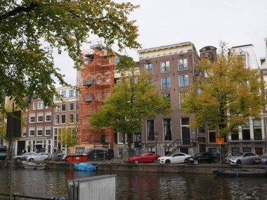 Amsterdam, Kuzey Hollanda, Hollanda, 2 Ekim 2024: Amsterdam şehir merkezindeki kanal evleri, ikonik tarihi Hollanda mimarisi, sokak manzarası. Geleneksel evler.