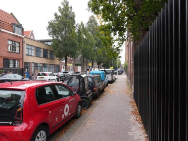 Amsterdam, Kuzey Hollanda, Hollanda, 2 Ekim 2024: Fotoğraf Amsterdam, Hollanda şehir merkezinde çekildi. Kanallar ve kanal evleri. Şehir sokakları.