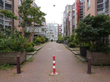 Amsterdam, Kuzey Hollanda, Hollanda, 2 Ekim 2024: Fotoğraf Amsterdam, Hollanda şehir merkezinde çekildi. Kanallar ve kanal evleri. Şehir sokakları.