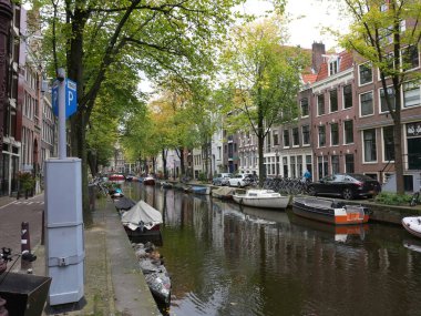 Amsterdam, Kuzey Hollanda, Hollanda, 2 Ekim 2024: Fotoğraf Amsterdam, Hollanda şehir merkezinde çekildi. Kanallar ve kanal evleri. Şehir sokakları.