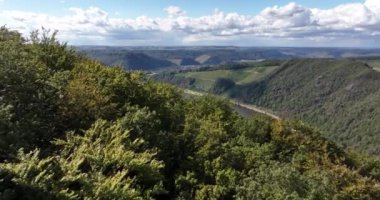 Hamm Vadisi, Saar Nehri 'nin geçtiği Alman Saar Trier bölgesinde küçük bir köy. Hava aracı görünümü.