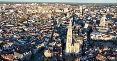 Günbatımında Belçika 'nın Antwerp katedrali. Hava aracı videosu.