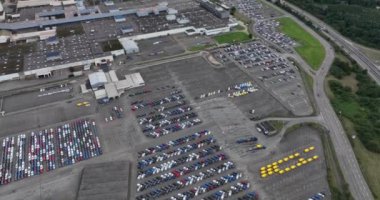 Saarlouis, Saarland, Almanya, 7 Ekim 2024: Ford fabrikası Saarlouis, Ford Werke GmbH, dış mekan inşaatı. Hava aracı videosu.