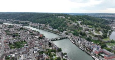 Namur Kalesi, Namur, Belçika 'nın tarihi Sambre Nehri üzerinde şehir manzarası, şehir manzarası. Binalar ve altyapı.