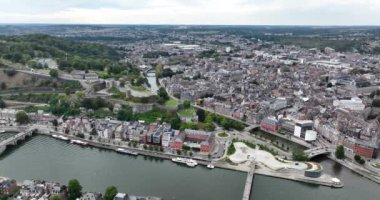 Namur Kalesi, Namur, Belçika 'nın tarihi Sambre Nehri üzerinde şehir manzarası, şehir manzarası. Binalar ve altyapı.