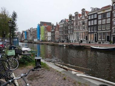 Amsterdam, Kuzey Hollanda, Hollanda, 2 Ekim 2024: Amsterdam, Hollanda şehir merkezindeki kanal evlerinin fotoğrafları.