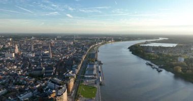 Antwerp, Belçika 'daki Schelde nehri. Gün batımında bir hava aracı videosu