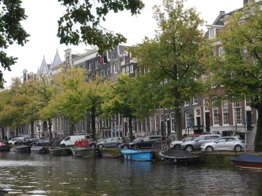 Amsterdam, Kuzey Hollanda, Hollanda, 2 Ekim 2024: Amsterdam şehir merkezindeki kanal evleri, ikonik tarihi Hollanda mimarisi, sokak manzarası. Geleneksel evler.