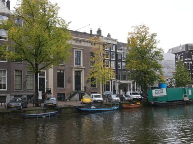 Amsterdam, Kuzey Hollanda, Hollanda, 2 Ekim 2024: Amsterdam şehir merkezindeki kanal evleri, ikonik tarihi Hollanda mimarisi, sokak manzarası. Geleneksel evler.