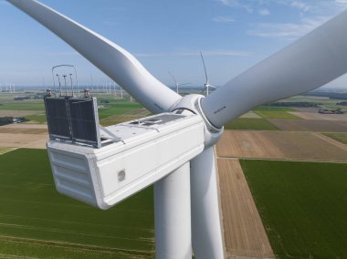 Hollanda 'da sürdürülebilir yeşil enerji üretimi olan rüzgar türbininin insansız hava aracı görüntüsünü kapatın..