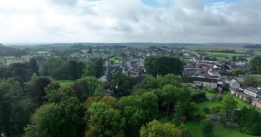 Bioul Castle, Chateau de Bioul, Bioul, Belçika 'nın Valonya bölgesinde Namur iline bağlı. Özel mülk ve şarap imalathanesi olarak hizmet veriyor. Hava aracı videosu.