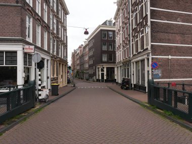 Amsterdam, Kuzey Hollanda, Hollanda, 2 Ekim 2024: Amsterdam, Hollanda şehir merkezindeki kanal evlerinin fotoğrafları.