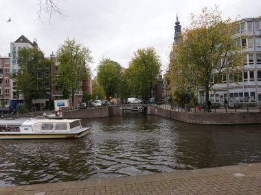 Amsterdam, Kuzey Hollanda, Hollanda, 2 Ekim 2024: Amsterdam, Hollanda şehir merkezindeki kanal evlerinin fotoğrafları.