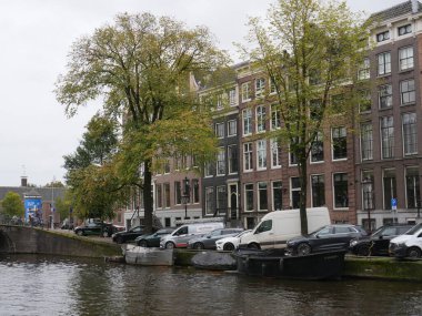 Amsterdam, Kuzey Hollanda, Hollanda, 2 Ekim 2024: Amsterdam, Hollanda şehir merkezindeki kanal evlerinin fotoğrafları.