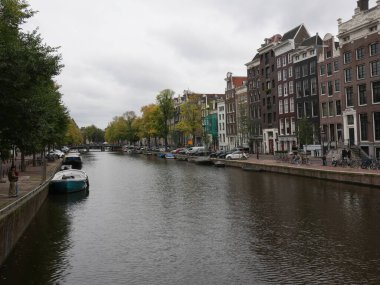 Amsterdam, Kuzey Hollanda, Hollanda, 2 Ekim 2024: Amsterdam, Hollanda şehir merkezindeki kanal evlerinin fotoğrafları.