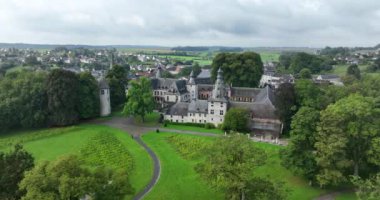 Bioul Castle, Chateau de Bioul, Bioul, Belçika 'nın Valonya bölgesinde Namur iline bağlı. Özel mülk ve şarap imalathanesi olarak hizmet veriyor. Hava aracı videosu.
