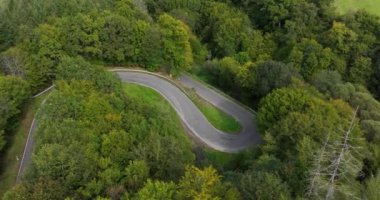 Dağlarda serpentin yol, ideal sürüş yolu, tepeden tırnağa video..