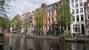 Amsterdam, Kuzey Hollanda, Hollanda, 2 Ekim 2024: Amsterdam şehir merkezindeki kanal evleri, ikonik tarihi Hollanda mimarisi, sokak manzarası. Geleneksel evler.