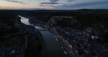 Belçika 'nın Ardennes bölgesindeki Dinant şehrinin üzerinde bir insansız hava aracı videosu. Gün batımında video.
