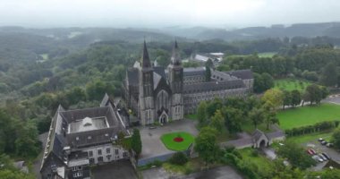 Maredsous Manastırı 'nın insansız hava aracı videosu, Benedictine Manastırı, Denee Anhee, Belçika' nın Namur ilinde. Bulutlu bir gün
