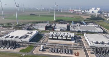 Veri merkezleri, büyük sürücüler, bilgisayar düğümleri, iç ve dış ağlar, soğutma ve nemlendirme denetimi, yazılım, yük dengeleme ve hata toleransı gibi çevresel kontroller