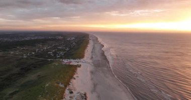 Texel, Kuzey Denizi 'nde gün batımının insansız hava aracı videosu.