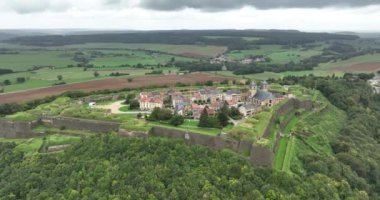 Montmedy Kalesi 'nin Fransa' daki bir insansız hava aracı videosu. Tarihi sağlamlaştırma ve anıt. Kuş bakışı.