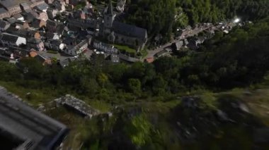 Crevecoeur Kalesi, Bouvignes-sur-Meuse 'deki harabe şato ve Belçika' nın Dinant kentindeki Eglise Saint Lambert kasabasında uçan insansız hava aracı videosu.