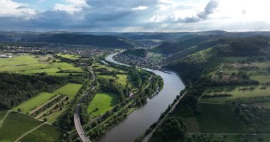 Hilly, Almanya 'da Trier Saarburg eyaletinde yer alan bir şehirdir. Saar Nehri, gündüz hava aracı görüntüsü. Dramatik gökyüzü