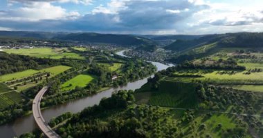 Hilly, Almanya 'da Trier Saarburg eyaletinde yer alan bir şehirdir. Saar Nehri, gündüz hava aracı görüntüsü. Dramatik gökyüzü