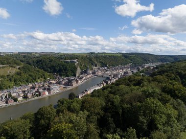 Dinant, küçük şehir manzaralı nehir Meuse, hava aracı manzaralı..