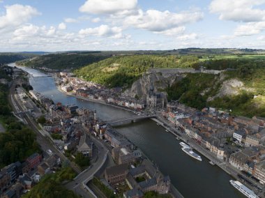 Dinant, küçük şehir manzaralı nehir Meuse, hava aracı manzaralı..