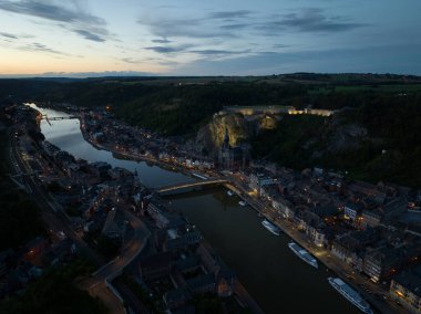 Pont Charles de Gaulle 'ün insansız hava aracı videosu, Dinant' ın tarihi merkezi şehir manzarası, Collegiale Notre-Dame gibi anıtlar, kale ve geceleri diğer önemli yerler..