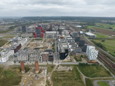 Esch sur Alzette, Lüksemburg, Lüksemburg, 11 Eylül 2024: Lüksemburg Üniversitesi ve ArcelorMittal Belval, modern yerleşim bölgesi, Esch-Belval. Hava aracı videosu.
