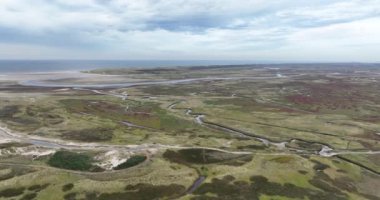 Slufter, Kuzey Denizi 'ndeki Dutch Wadden Adası' ndaki plaj ovası tuzlu bataklık manzarası yaratıyor. Doğa Parkı.