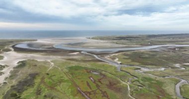 Slufter, Kuzey Denizi 'ndeki Dutch Wadden Adası' ndaki plaj ovası tuzlu bataklık manzarası yaratıyor. Doğa Parkı.
