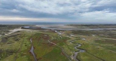 Slufter, Kuzey Denizi 'ndeki Dutch Wadden Adası' ndaki plaj ovası tuzlu bataklık manzarası yaratıyor. Doğa Parkı.