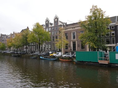 Amsterdam, Kuzey Hollanda, Hollanda, 2 Ekim 2024: Amsterdam şehir merkezindeki kanal evleri, ikonik tarihi Hollanda mimarisi, sokak manzarası. Geleneksel evler.