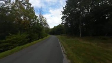Alman Eifel bölgesinden geçen virajlı yol, tepeler ve orman yolu. Dinamik sürüş yolu asfaltı. Hava fpv videosu.