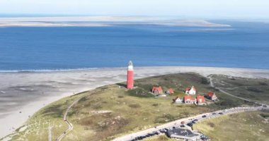 Wadden Adası, Texel, Hollanda sahilindeki deniz feneri. Hava aracı videosu.