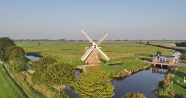 Krimstermolen 'in hava aracı videosu. Kuzey Zuidwolde köyü, Het Hogeland, Groningen bölgesi..