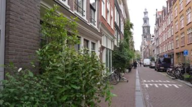 Amsterdam, Kuzey Hollanda, Hollanda, 2 Ekim 2024: Amsterdam 'daki Westerkerk Prinsengracht' ta bir kilisedir. Amsterdam şehir merkezi. Sokak görünümü.