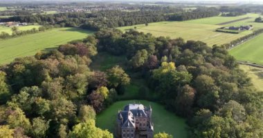 Moersbergen Kalesi 'nin Utrechtse Heuvelrug' daki Kromme Rijn bölgesine geçişinin insansız hava aracı videosu. Orta Çağ kalesi.
